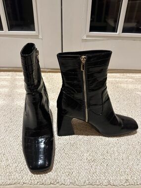 Women’s Abercrombie Black Croc-Embossed Block Heel Ankle Boots size 8 like new